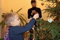 Przedszkolaki udekorowały choinkę w Urzędzie Gminy